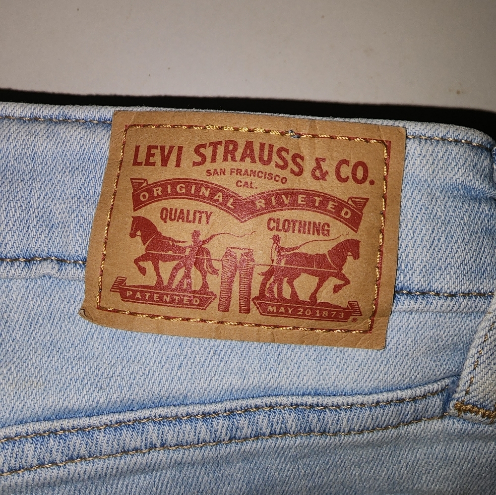 Levi's Women's 711 Skinny Size 28